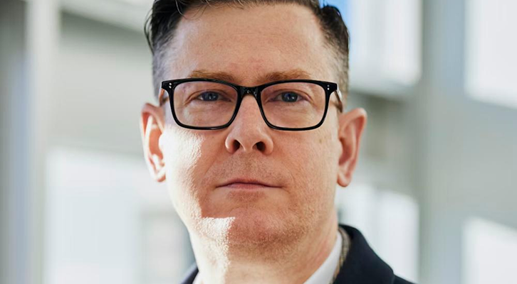 photo 1560250097 0b93528c311a